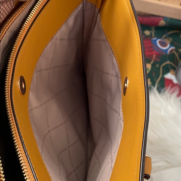 Michael Kors Hope large satchel in marigold yellow saffiano leather. - Picture 13 of 15